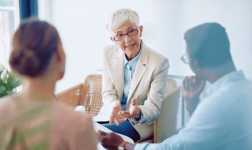 img_group_of_professionals_brainstorming_2x